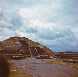 Pyramid-of-the-Moon near Mexico City © Peter Logan